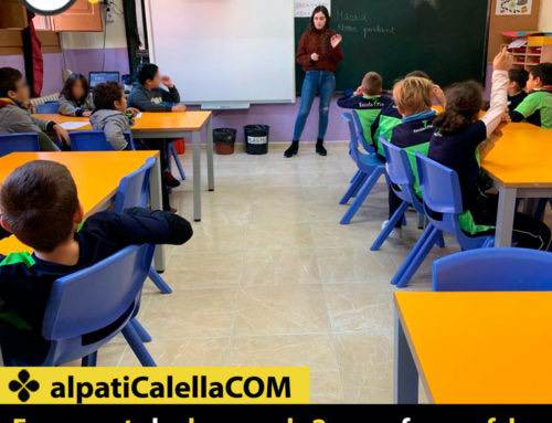 Ensenyant als alumnes de 2n com fer una falca de ràdio per anunciar el seu pessebre vivent