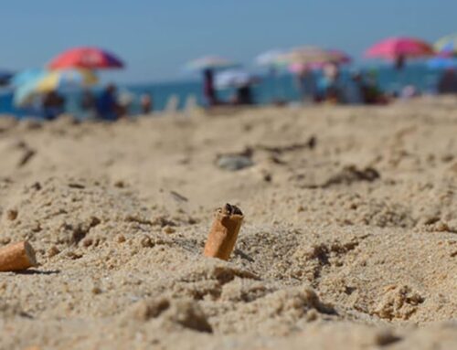 Fumar a les platges de Calella pot suposar fins a 500 euros de multa