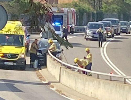 Un cotxe s’encasta contra el mur de l’entrada a Calella des de l’autopista