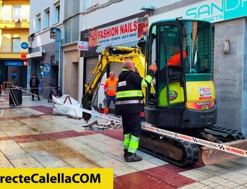 Una fuita d’aigua nega un tram del carrer Església