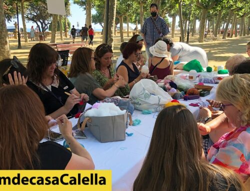 Calella Artesana organitza una ganxetada per teixir barrets pels nadons de l’Hospital