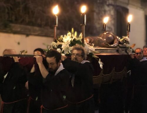 Multitudinària i silenciosa processó pel nucli antic de Calella