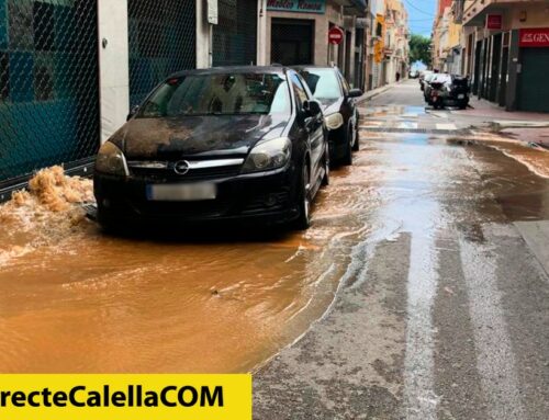 Una canonada rebentada inunda el carrer Ànimes