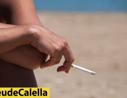 Fumar a la platja tot i estar prohibit