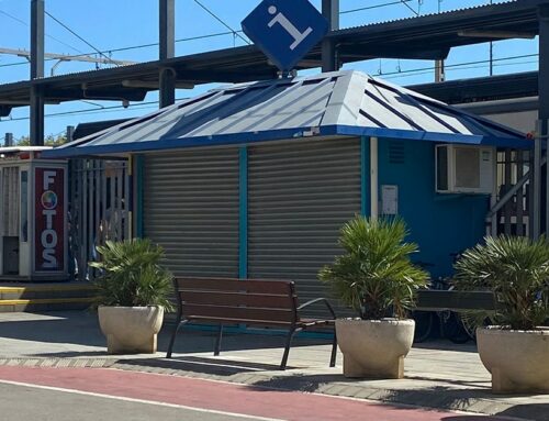 Instal·lat el nou banc al costat de l’estació després de retirar els del carrer Amadeu