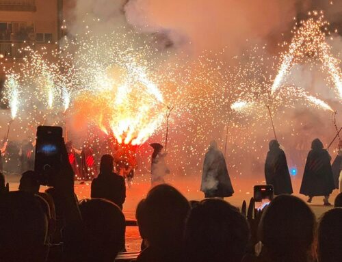 Dues feres, la Lea i en Maxtord, guien el correfoc pels carrers de Calella