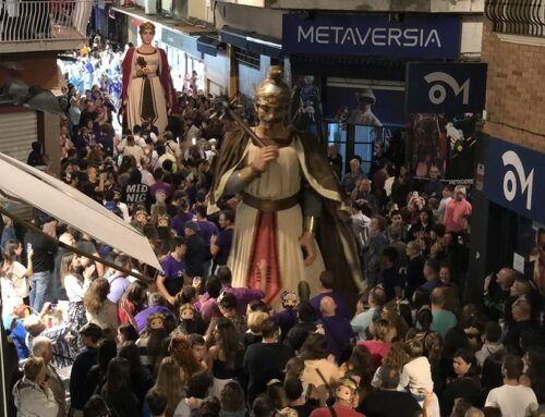 Eufòria popular a l’Esbojarrada, la cercavila nocturna dels gegants