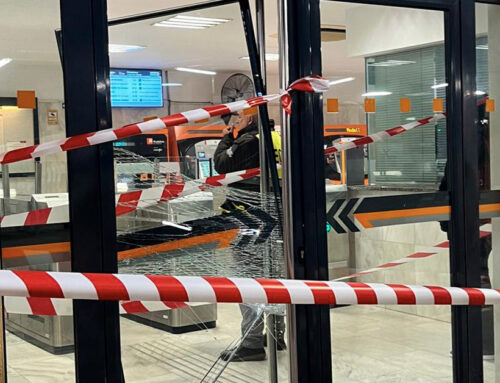 Trenquen la porta de l’estació d’accés a l’andana