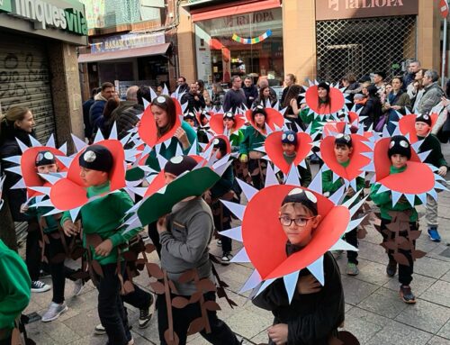 Els alumnes de Calella celebren Carnestoltes desfilant per la ciutat