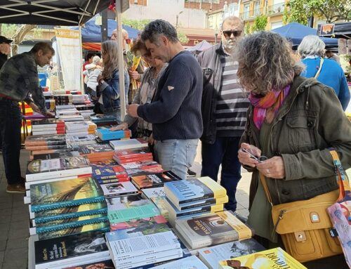 Sant Jordi omple Calella de roses i llibres