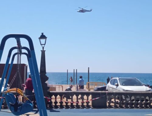 Expectació per un helicòpter de Salvament Marítim descendint a la platja de Calella