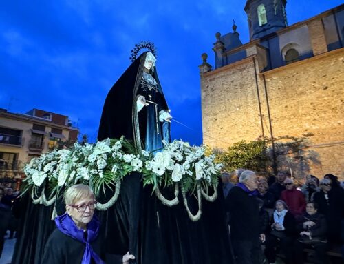 Devoció a la multitudinària processó de la Llum i del Silenci pel casc antic