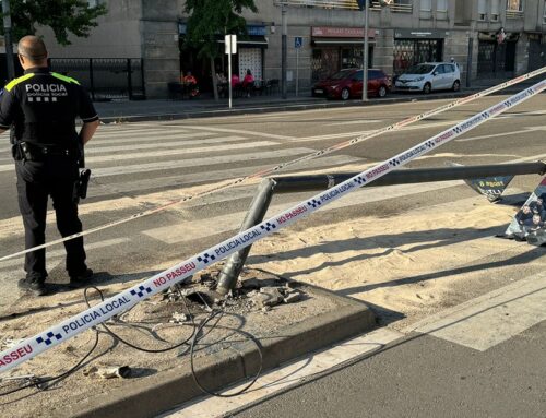 Un vehicle xoca i destrossa el semàfor de l’N-II amb la Riera Capaspre