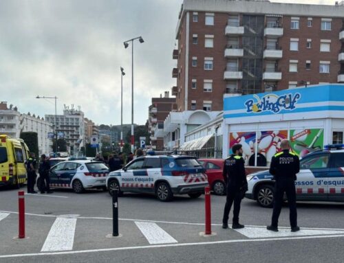 Desplegament policial pels aldarulls d’un grup de turistes ebris