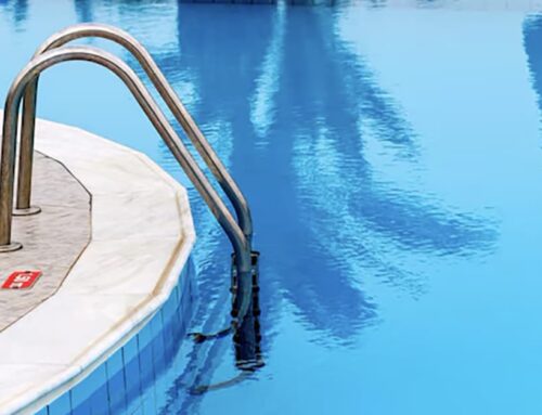 Deixa la nena sola a la piscina d’un hotel de Calella i li treuen la custòdia
