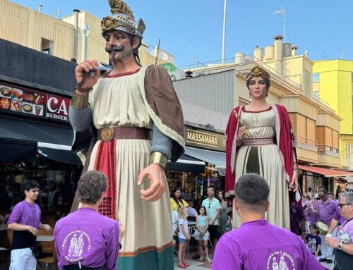 Els gegants desfilen pel centre de Calella per commemorar la Festa Major petita