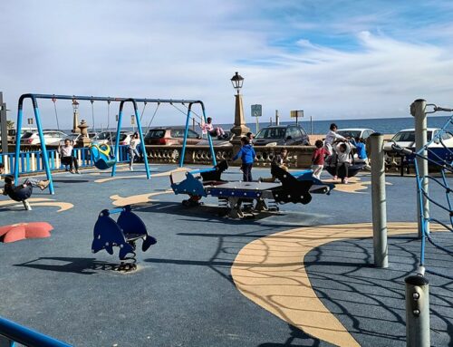 Jugar sota el sol: les famílies reclamen ombra als parcs infantils de Calella