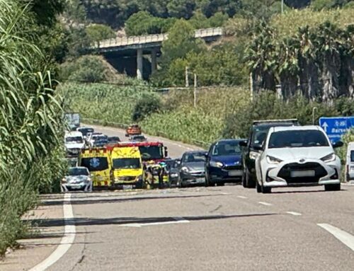 Un accident múltiple amb tres cotxes implicats a la sortida de l’autopista deixa dos ferits