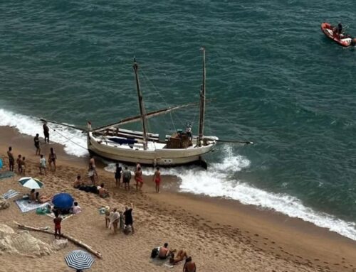 Els banyistes de la cala Rocapins, sorpresos en veure una barca arran de sorra
