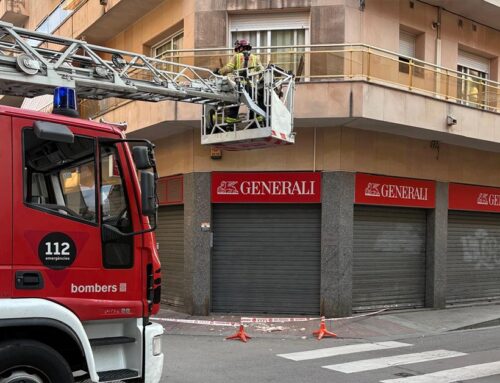 Els Bombers actuen en un despreniment de façana a la cruïlla entre Bruguera i Ànimes