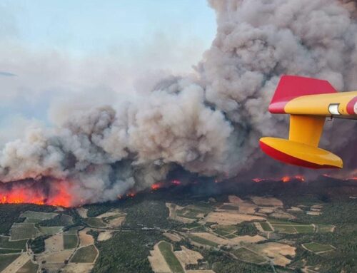 El fum i la pudor de cremat del virulent incendi forestal del sud de França es nota a Calella