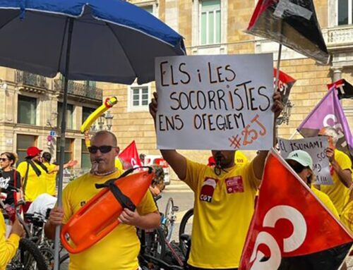 Els socorristes fan vaga a Barcelona i amenacen amb estendre-la a totes les platges catalanes
