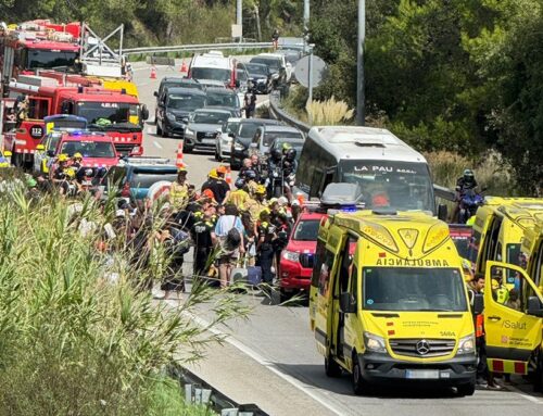 Dos ferits greus en bolcar un autocar amb una seixantena de passatgers a la C-32 a Santa Susanna