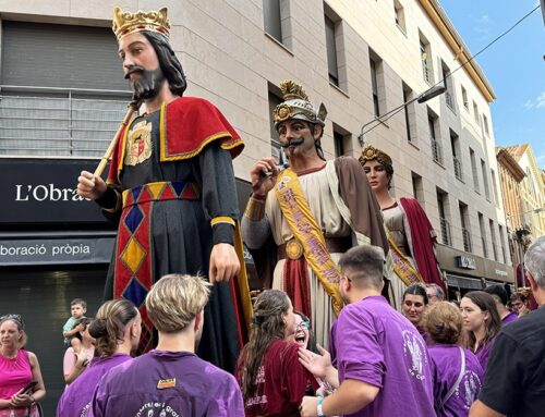 La cercavila dels 90 anys de la fal·lera gegantera a Calella