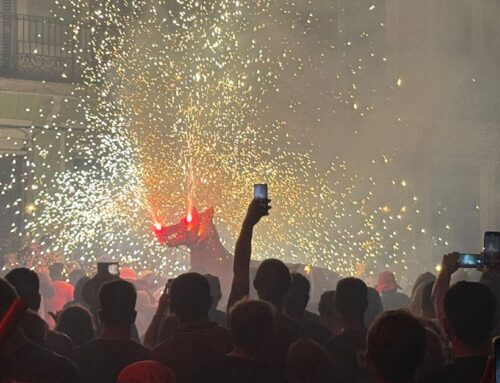 Foc, pólvora i tabals encenen la nit amb el correfoc dels Udols de Foc