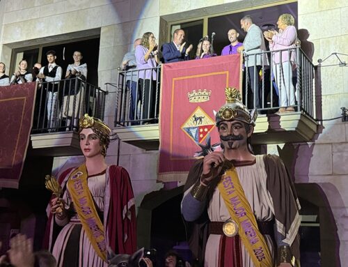 Els Geganters encenen la Festa Major de la Minerva en un pregó amb l’aparició sorpresa de Buhos