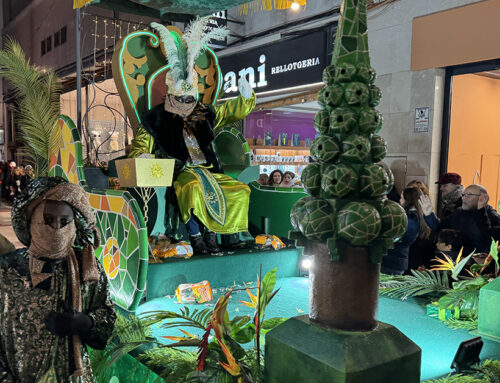 Multitudinària rebuda als Reis d’Orient a Calella tot i l’ambient gèlid