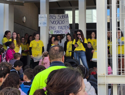 Docents de les escoles públiques calellenques es concentren contra l’acord sindical amb Educació
