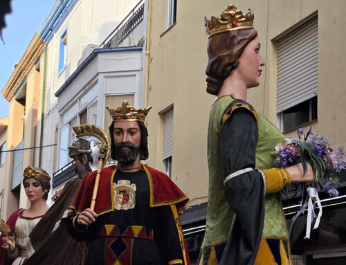 La cercavila gegantera pren els carrers en la Festa Major petita