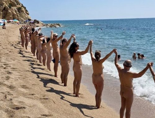 Una cadena nudista a la Cala Vinyeta reivindica les platges naturistes