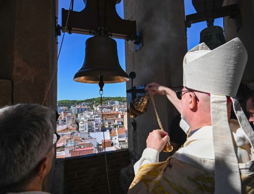 El bisbe de Girona beneeix la nova campana de l’Església durant l’ofici de la Festa Major de la Minerva