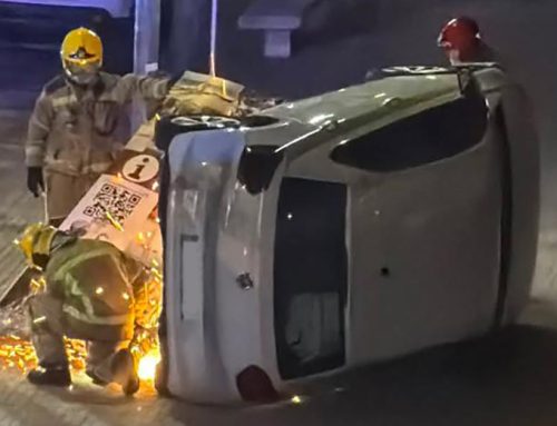 Un cotxe bolca després d’estampar-se contra un cartell al Rierany dels Frares