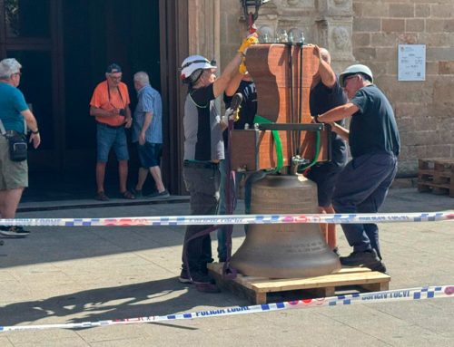 La nova campana de l’església de Calella s’enfila al campanar
