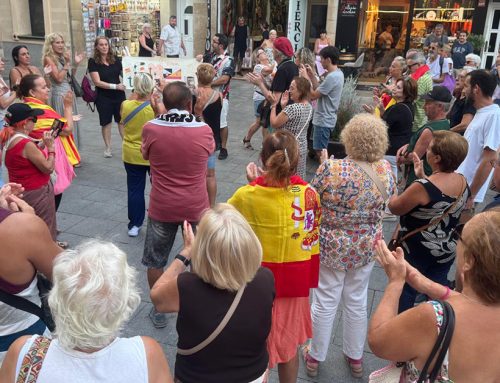 Un centenar de persones es concentren per reclamar la “defensa” de Ceuta davant la crisi migratòria