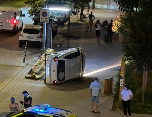 Un cotxe bolca després d’estampar-se contra un cartell al Rierany dels Frares