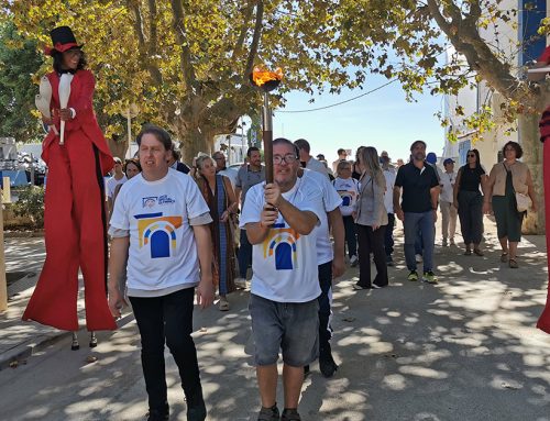 Una vintena d’esportistes porten la flama dels Special Olympics a la Fira de Calella